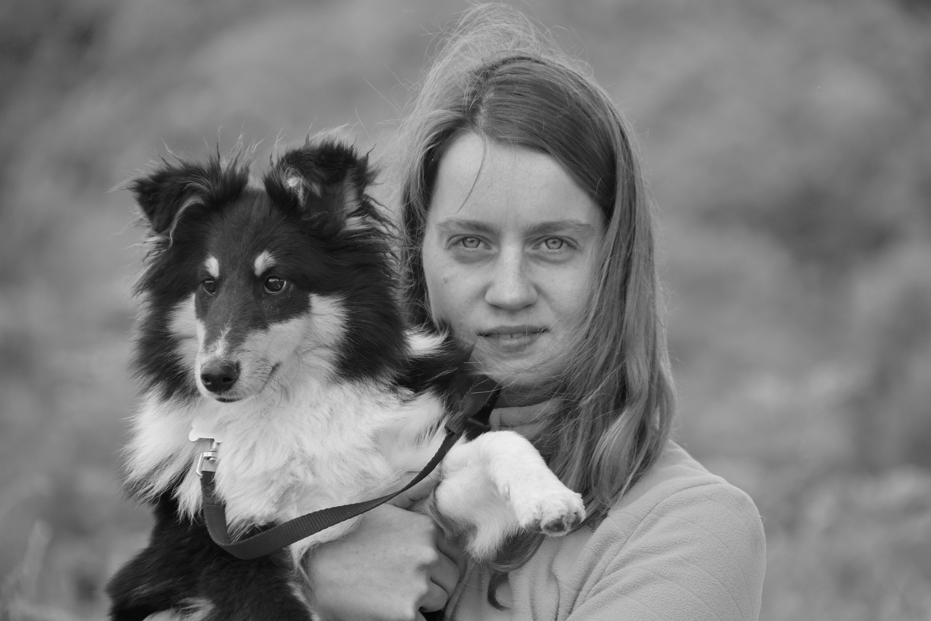 Mulher com seu pet no colo, foto em preto e branco